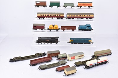 Lot 454 - Tri-ang Lima and other makes 00/H0 gauge Locomotives Buildings and track (qty)