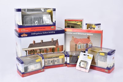 Lot 459 - Hornby Bachmann  00 gauge Buildings and scenic accessories (10)