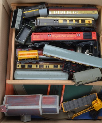 Lot 479 - Hornby-Dublo 3 and 2-rail Hornby 2-rail 00 gauge Locomotives Rolling Stock Accessories and  Track (qty)