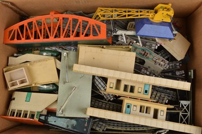 Lot 479 - Hornby-Dublo 3 and 2-rail Hornby 2-rail 00 gauge Locomotives Rolling Stock Accessories and  Track (qty)