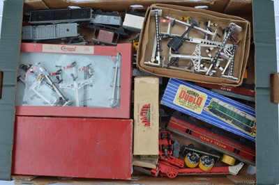 Lot 415 - Hornby-Dublo 00 gauge 3-rail Locomotive breakdown cranes and 2/3-rail freight wagons with Crescent and Master Models items (qty)