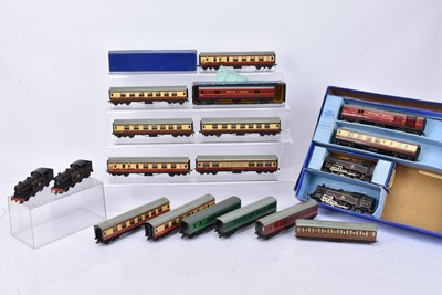 Lot 418 - Hornby-Dublo 00 gauge 3-rail Steam locomotives and coaches (19)