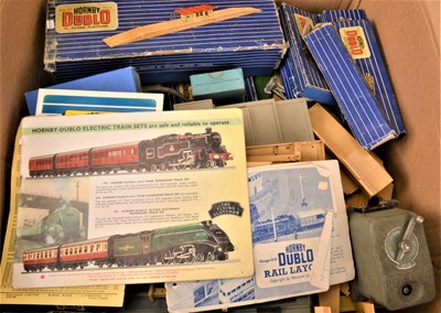 Lot 419 - Hornby-Dublo 00 gauge 3-rail track buildings and accessories (qty)