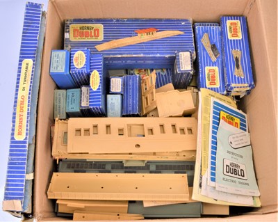 Lot 419 - Hornby-Dublo 00 gauge 3-rail track buildings and accessories (qty)