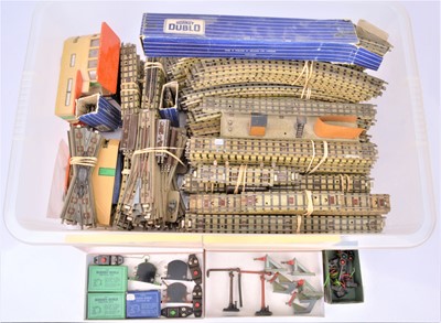 Lot 419 - Hornby-Dublo 00 gauge 3-rail track buildings and accessories (qty)