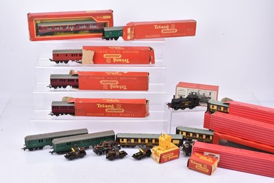 Lot 431 - Tri-ang Hornby Wills 00 gauge Locomotive Multiple Unit and coaches