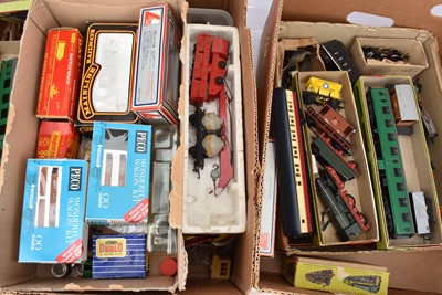 Lot 433 - Locomotive and rolling stock Kits buildings parts and  accessories in 00 Gauge