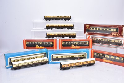 Lot 488 - Lima Railcar with Hornby Airfix coaches 00 gauge (13)