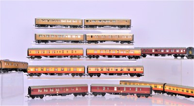 Lot 497 - OO Gauge BR and LNER Coaching Stock (16)