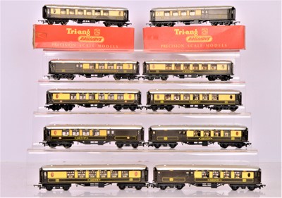 Lot 498 - Triang OO Gauge Pullman Coaches (11)