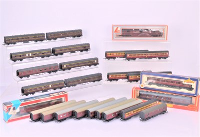 Lot 499 - OO Gauge LMS Crimson Coaching Stock and Railcar (25)