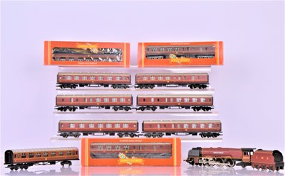 Lot 500 - Hornby Margate OO Gauge Duchess Of Sunderland Steam Locomotive with Tender and Coaching Stock (25)