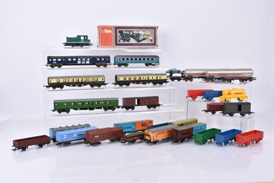Lot 517 - Lima Jouef H0 gauge locomotives and rolling stock British and Continental outline (35)