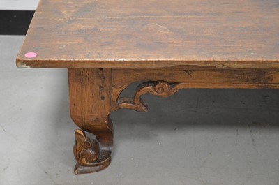 Lot 81 - A 20th century hardwood coffee table