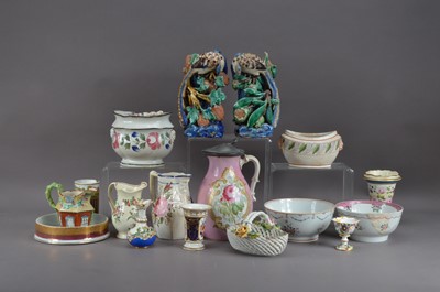 Lot 140 - An assorted collection of ceramics