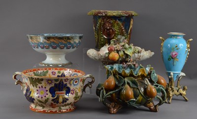 Lot 148 - An assorted collection of ceramics