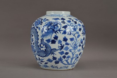 Lot 256 - An early 20th century Chinese blue and white porcelain vase