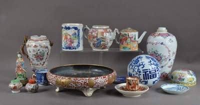 Lot 261 - An assorted collection of Chinese ceramics