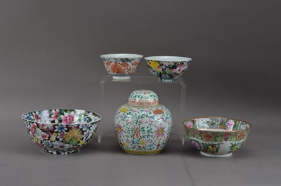 Lot 292 - A small collection of 20th century Chinese ceramics, comprising a ginger jar and cover, 15cm diameter, four bowls of differing sizes ranging from 15cm to 10cm diameter (5)