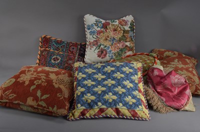 Lot 322 - A collection of cushions