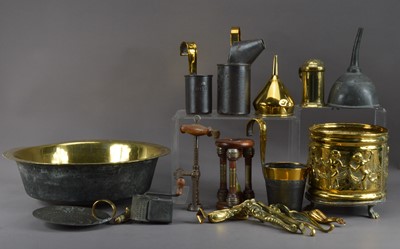 Lot 404 - A collection of assorted kitchenalia