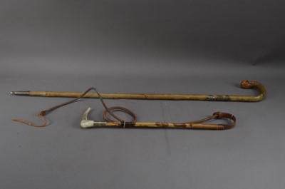 Lot 418 - A silver collared and horn handled riding whip