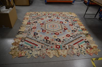 Lot 421 - An early 20th century patchwork quilt