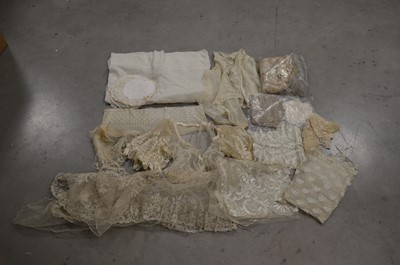 Lot 422 - A collection of 19th century and later lace