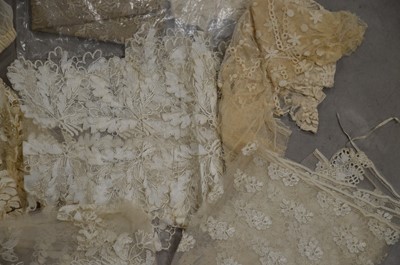 Lot 422 - A collection of 19th century and later lace