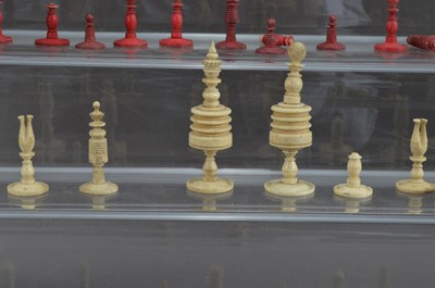 Lot 429 - A damaged set of bone chess pieces
