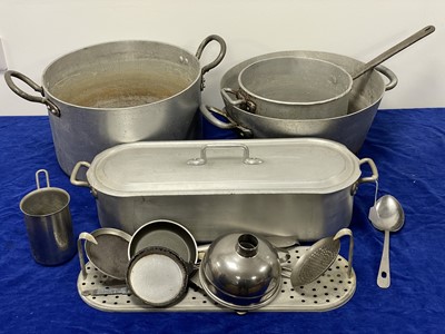 Lot 461 - A small collection of cooking items