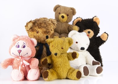 Lot 61 - Fifteen vintage teddy bears