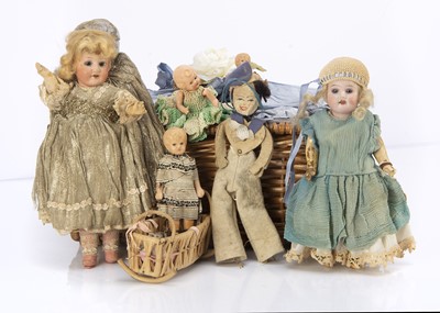 Lot 124 - Various small dolls