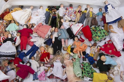 Lot 149 - A quantity of dolls’ house dolls