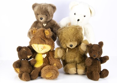 Lot 180 - A selection of manufactured and collectors teddy bears