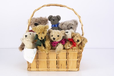 Lot 192 - a collection of eight artist and collectors teddy bears