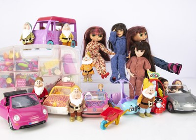 Lot 422 - A large selection of Polly Pocket dolls