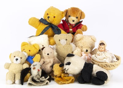 Lot 461 - A selection of vintage teddy bears