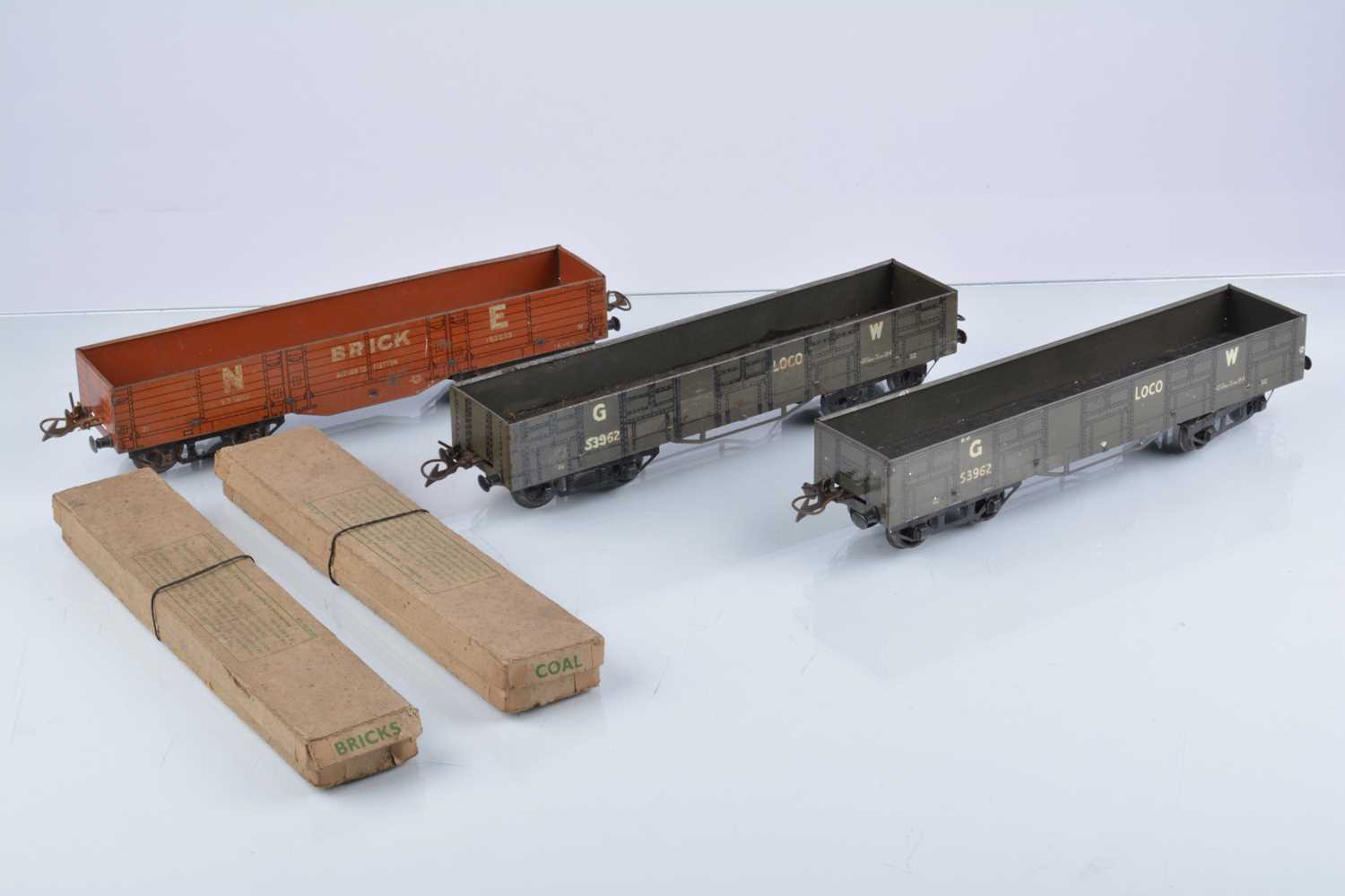 Lot 33 - Hornby 0 Gauge No 2 bogie High Capacity Wagons and Loads (5)