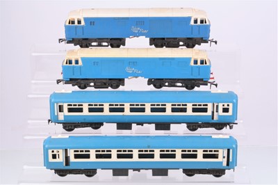 Lot 203 - Tri-amg 0 Gauge Big Big Blue Flier Hymek and blue and white Coaches