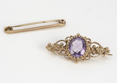 Lot 13 - An amethyst and 9ct gold brooch