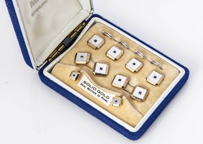 Lot 14 - A 9ct gold and mother of pearl gentleman's dress stud set