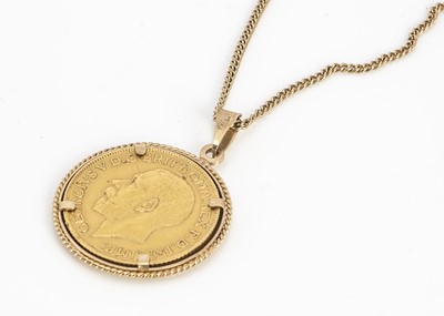 Lot 18 - A George V full sovereign and chain