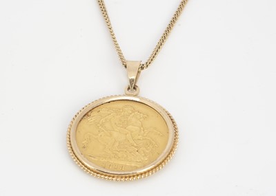 Lot 18 - A George V full sovereign and chain