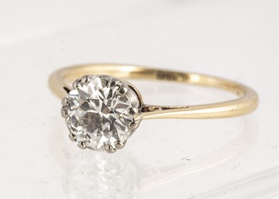Lot 25 - An 18ct & Plat diamond solitaire ring