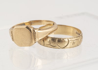 Lot 28 - A 9ct gold engraved heart shaped designed band