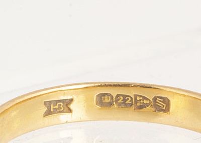 Lot 29 - A 22ct gold wedding band