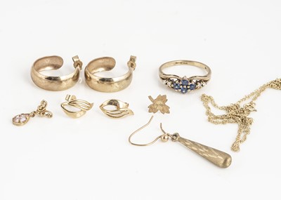 Lot 30 - A small collection of 9ct gold