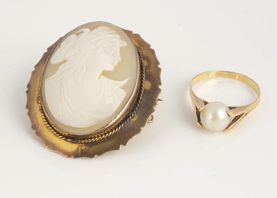 Lot 32 - A continental yellow metal cultured pearl dress ring