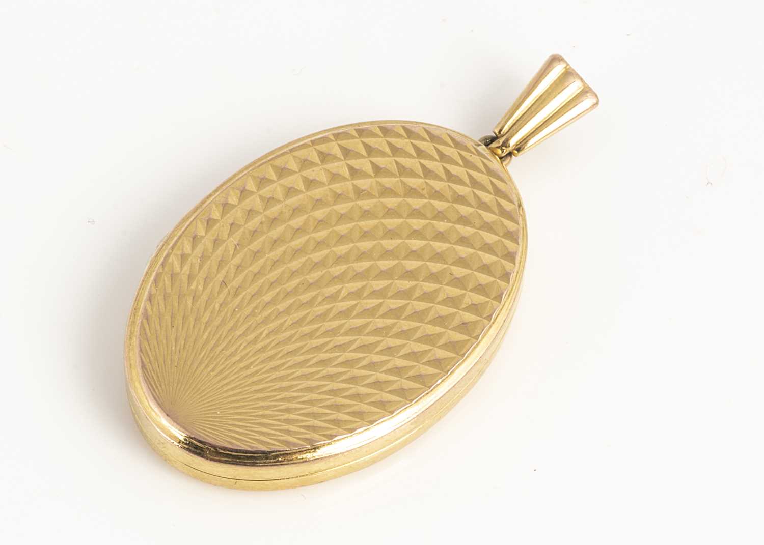Lot 33 - A 9ct gold oval locket